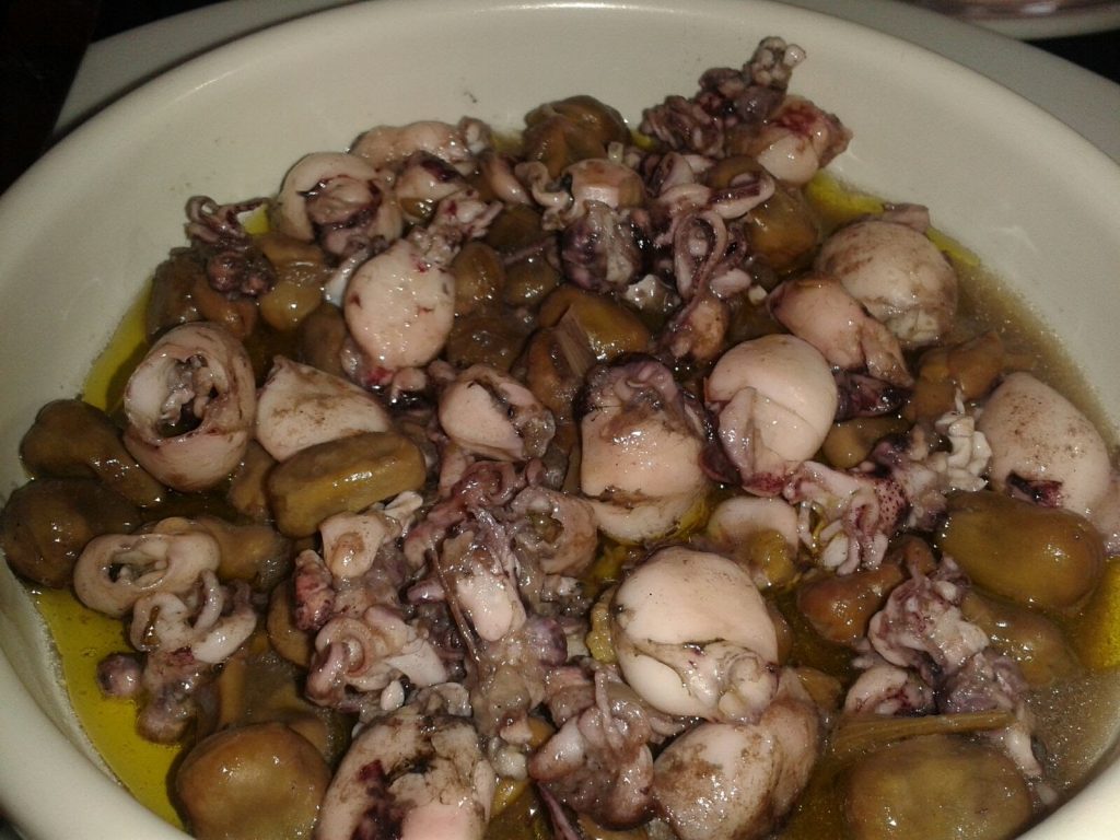  chipirones con habas y ajos tiernos