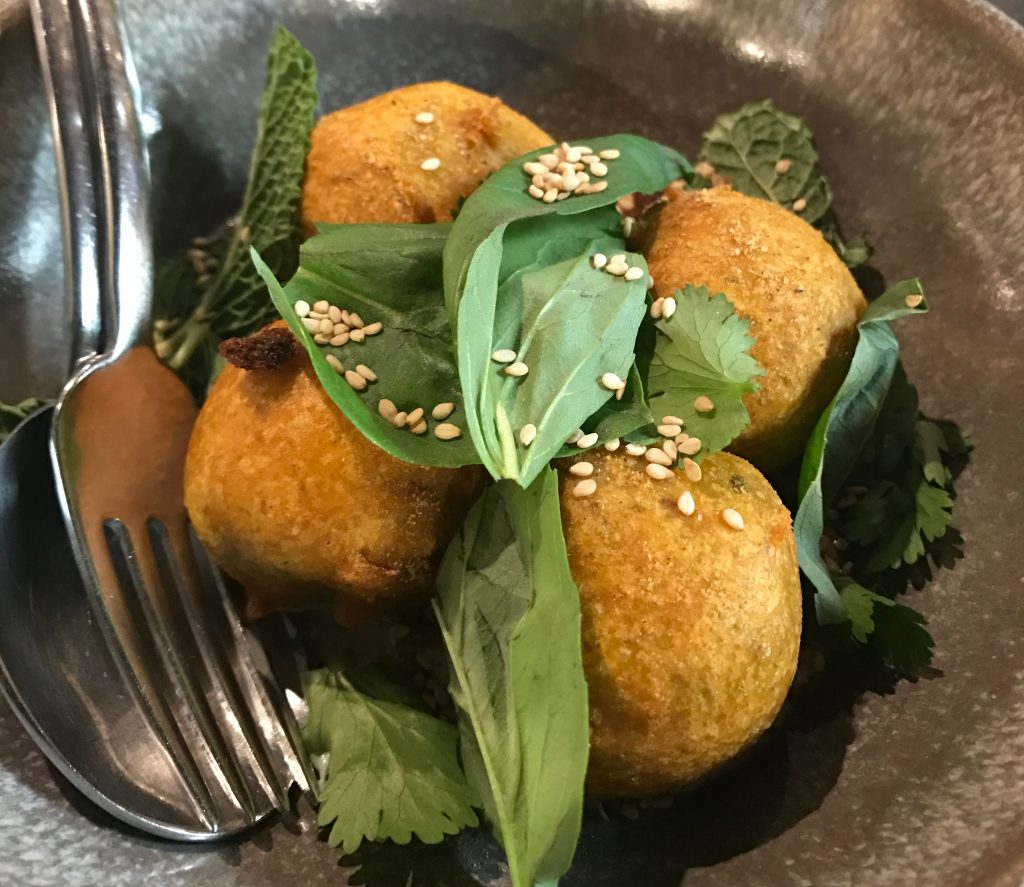 Aloo vada con chutney de tamarindo - Ma Khin cafe