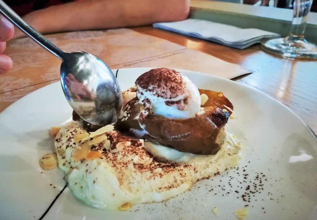 Pera asada con espuma de café