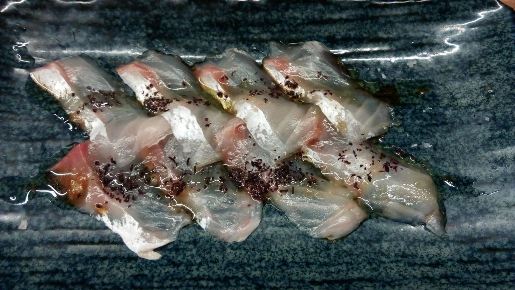 Usuzukuri de dorada con aceite de trufa