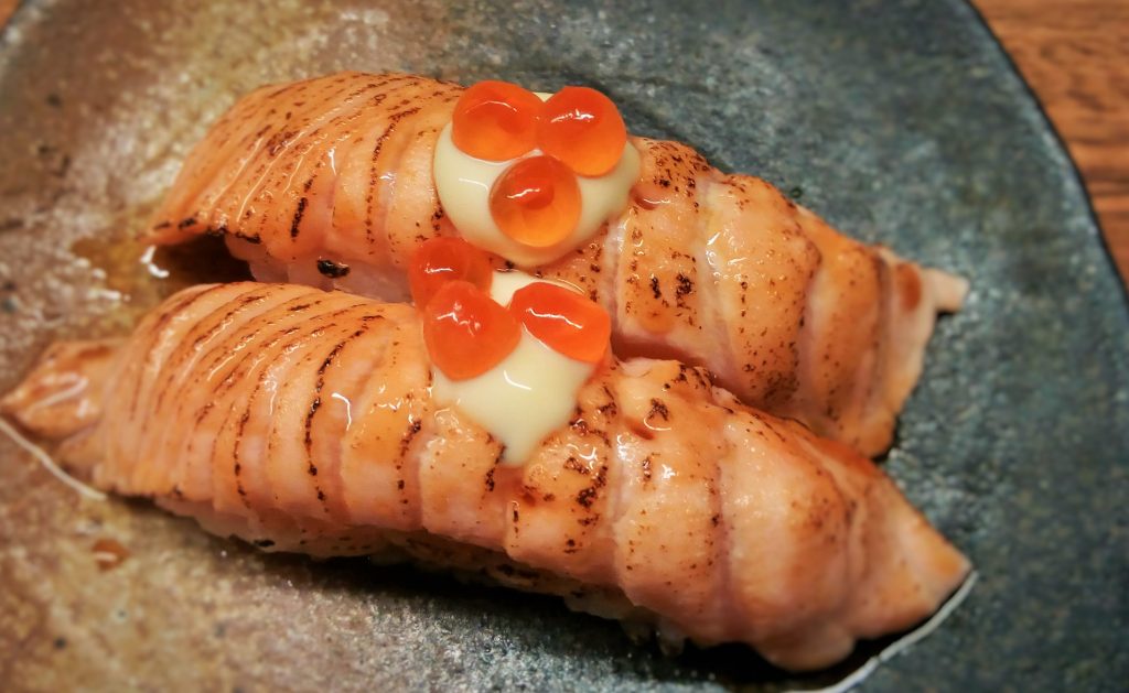 Nigiri de salmón braseado