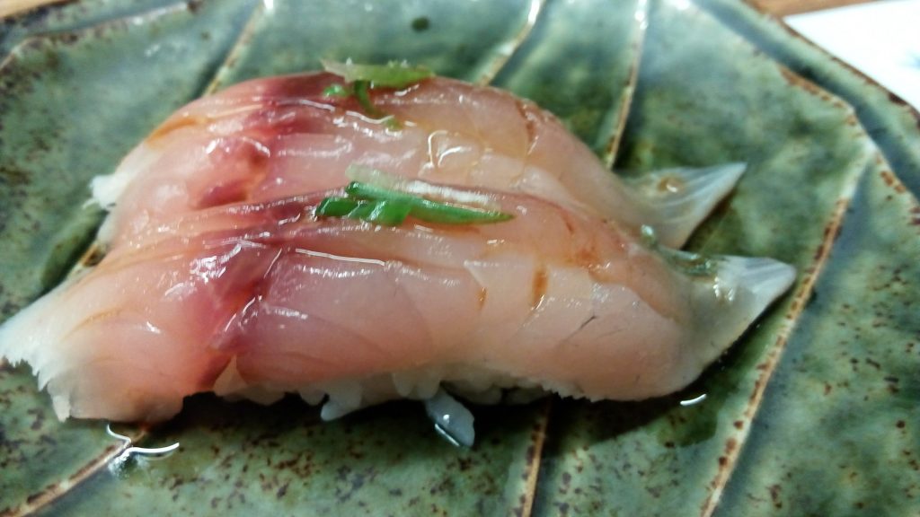 Nigiri de jurel con aceite de humo