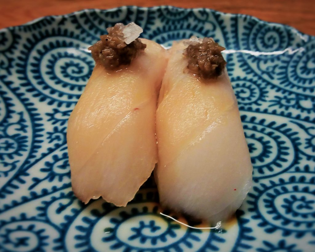 Nigiri de pez mantequilla con trufa