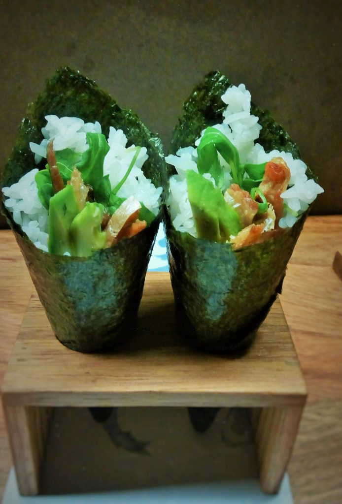 Temaki de piel crujiente de salmón