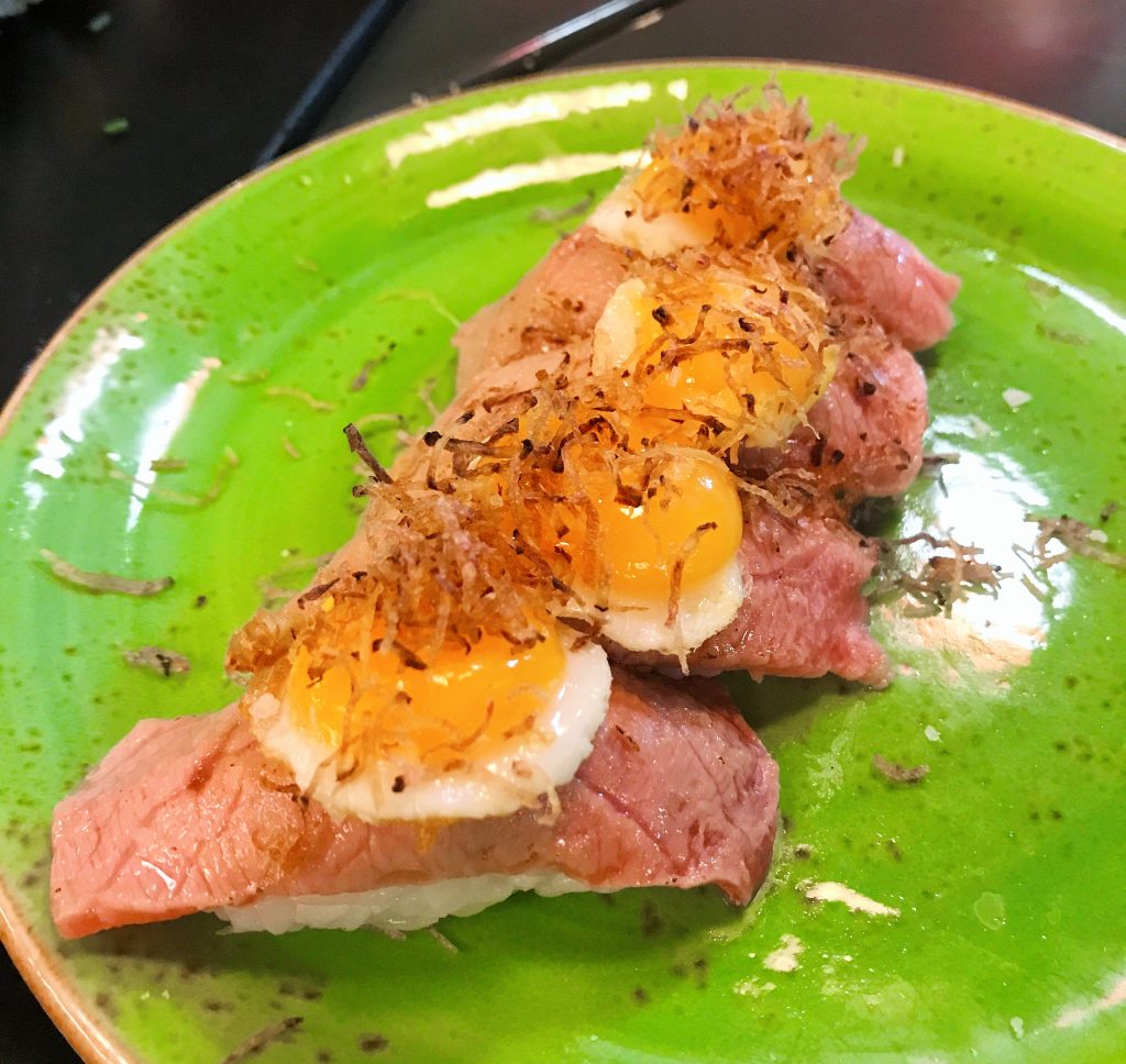 Nigiri de toro con huevo de codorniz