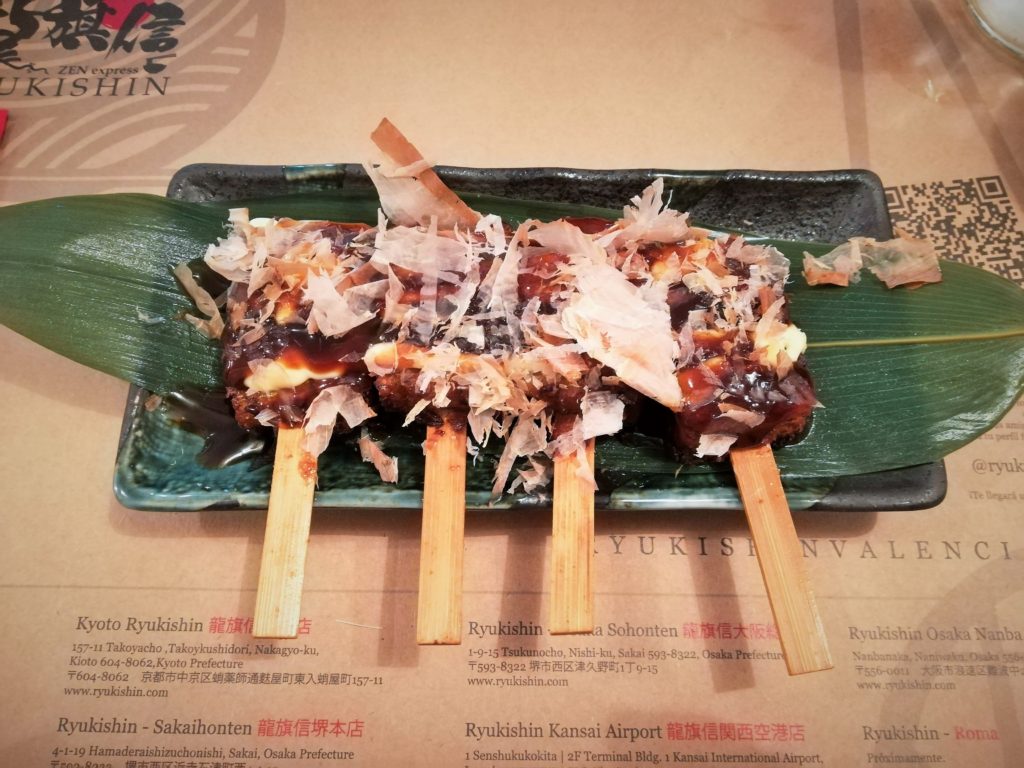 Brochetas de Okonomyiaki