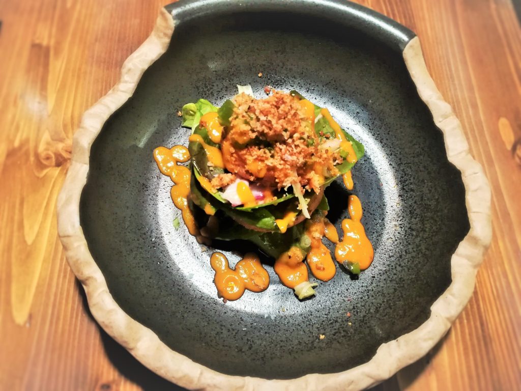 Rodajas de patata, hojas frescas,cebolleta y jengibre