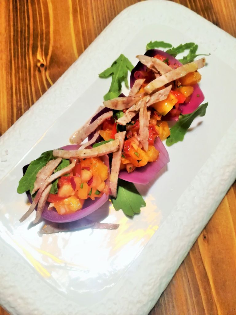 Ensalada de pétalos de cebolla morada 