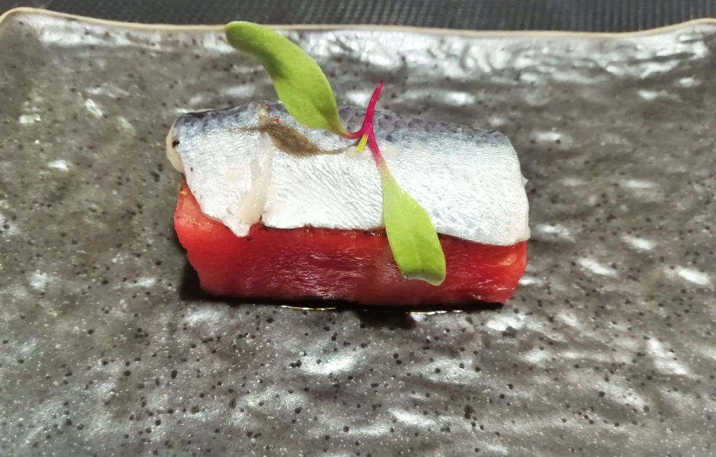 Sandia con tahín y sardina en aceite