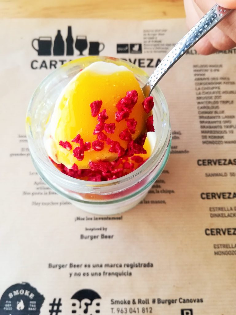 Helado de té matcha Pannacotta con maracuyá