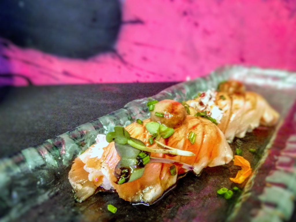 Nigiri de salmón braseado con setas 